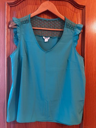 Camisa turquesa con volantes y plumeti