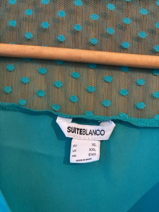 Camisa turquesa con volantes y plumeti