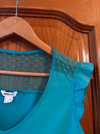 Camisa turquesa con volantes y plumeti