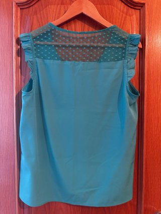 Camisa turquesa con volantes y plumeti