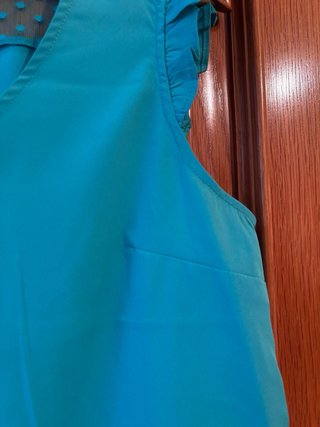 Camisa turquesa con volantes y plumeti