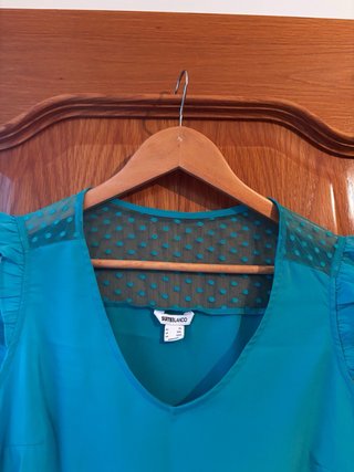 Camisa turquesa con volantes y plumeti