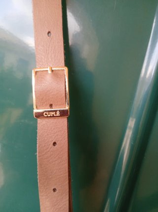 Bolso tejido de rafia con correa de piel.
