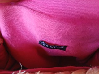 Bolso tejido de rafia con correa de piel.