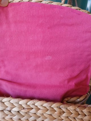 Bolso tejido de rafia con correa de piel.