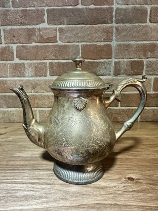 Tetera antigua de plata