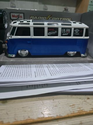 Maisto Radio Control Volkswagen Van Samba 1:24