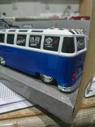 Maisto Radio Control Volkswagen Van Samba 1:24