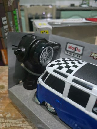 Maisto Radio Control Volkswagen Van Samba 1:24