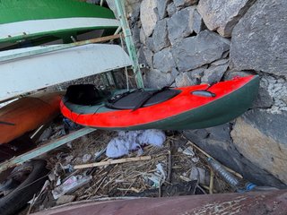 Kayak de pesca verde y rojo