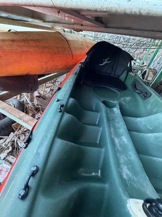Kayak de pesca verde y rojo