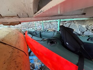 Kayak de pesca verde y rojo