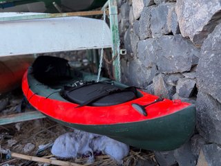 Kayak de pesca verde y rojo