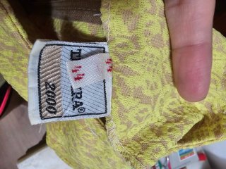 Vestido amarillo casual a la rodilla