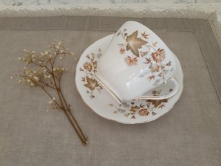 Servicio de té de porcelana con detalles dorados
