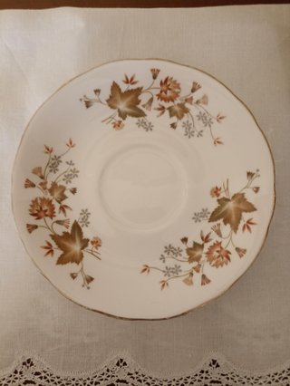 Servicio de té de porcelana con detalles dorados