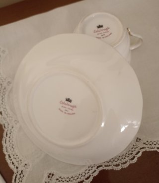 Servicio de té de porcelana con detalles dorados