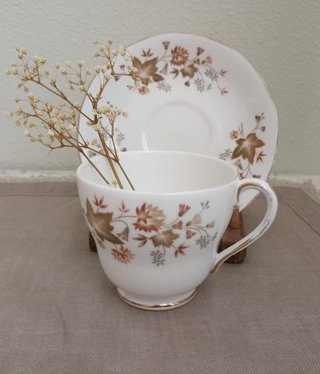 Servicio de té de porcelana con detalles dorados