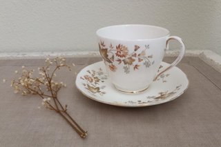 Servicio de té de porcelana con detalles dorados
