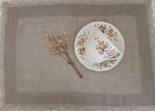 Servicio de té de porcelana con detalles dorados