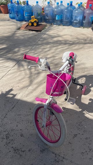 Bicicleta infantil rosa y blanca