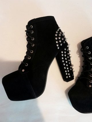 Botines negros.