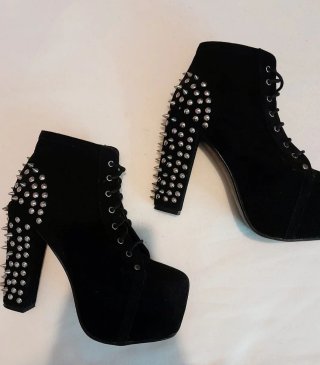 Botines negros.