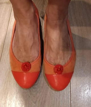Manoletinas coral con detalle