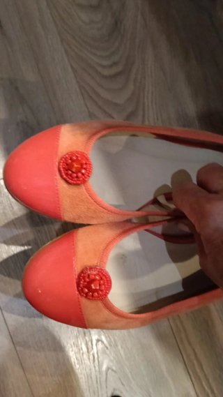 Manoletinas coral con detalle