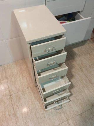 Cajonera de metal con cartelería y ruedas