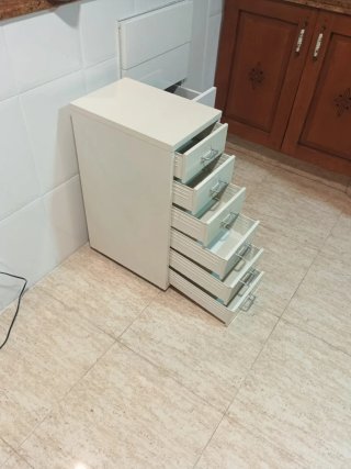 Cajonera de metal con cartelería y ruedas