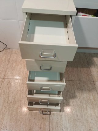 Cajonera de metal con cartelería y ruedas