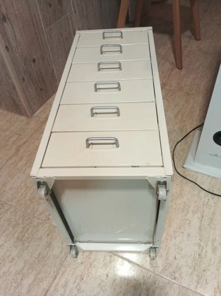 Cajonera de metal con cartelería y ruedas
