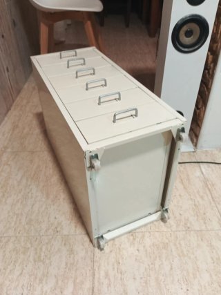 Cajonera de metal con cartelería y ruedas