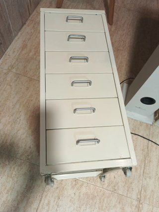 Cajonera de metal con cartelería y ruedas