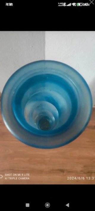 Jarrón de cristal azul ondulado