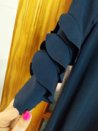 Vestido negro mangas volantes