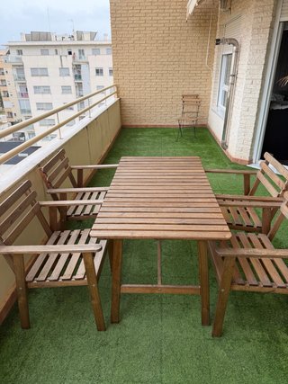 Mesa y sillas de madera para terraza