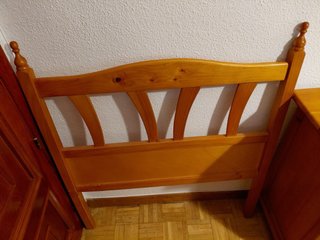 Cabecero de madera marrón