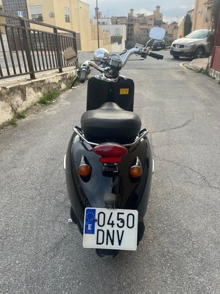 Aprilia Custom 125cc Scooter Negra