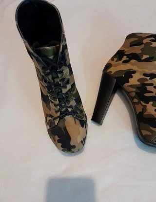 Botines de tacón con estampado militar.