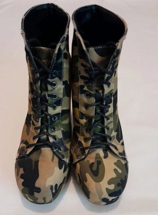 Botines de tacón con estampado militar.