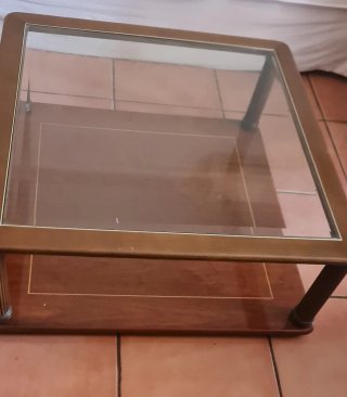 Mesa de centro de madera y cristal biselado.