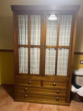 Armario de madera con puertas de cristal