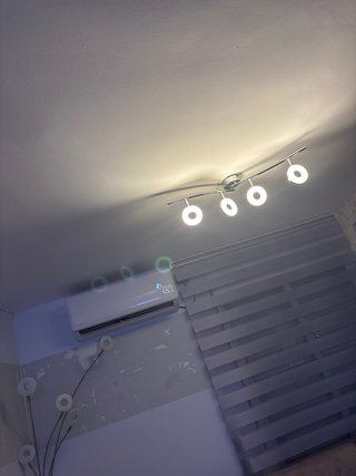 Mueble TV blanco y lámpara de techo