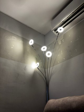 Mueble TV blanco y lámpara de techo