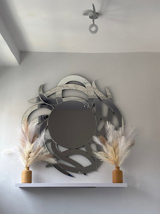 Mueble TV blanco y lámpara de techo