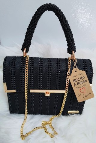 Bolso Negro Hecho a Mano con Detalles Dorados