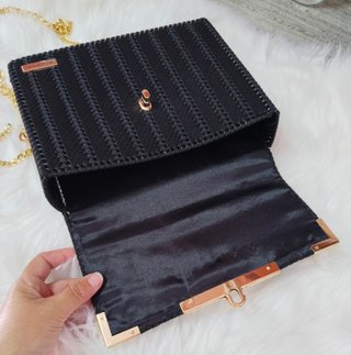 Bolso Negro Hecho a Mano con Detalles Dorados