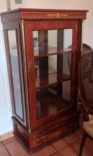 Vitrina de madera con detalles dorados